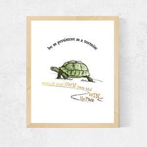 Puede incluir: Una cita motivacional sobre la persistencia, con una tortuga verde caminando sobre un fondo blanco. La cita dice: "be as persistent as a tortoise move at your OWN pace and WIN the race".
