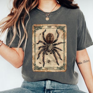 Camisa de tarô de tarântula, camiseta gótica assustadora, design de tarântula assustador, camisa estética escura, roupas de Halloween, presentes de aranha gótica