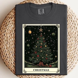 Camisa de Natal, presentes de Natal, carta de tarô, árvore de Natal caprichosa, camisa de inverno Cottagecore, amante do Natal, camiseta festiva de feriado
