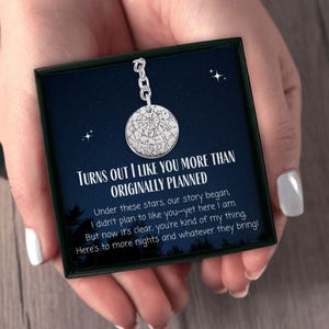 La nuit où nous nous sommes rencontrés, porte-clé carte des étoiles, carte des étoiles personnalisée par date, ciel nocturne gravé pour petit ami, cadeau d'anniversaire de 1 an pour lui, notre premier baiser