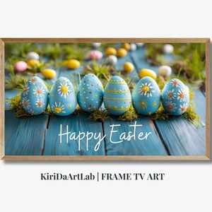 Può includere: Una fila di sei uova di Pasqua blu decorate con fiori bianchi e punti gialli su una superficie di legno blu. Le uova sono disposte in linea con il testo "Happy Easter" scritto in bianco sulla superficie.