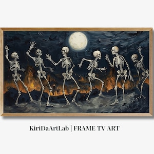 Puede incluir: Una pintura de siete esqueletos bailando en un cementerio bajo una luna llena. Los esqueletos visten huesos blancos y están en varias poses. El fondo es un cielo azul oscuro con nubes y un cementerio con llamas.