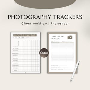 Op de afbeelding: Twee printbare fotografie trackers, één voor de workflow van klanten en één voor fotoshoots. De workflow tracker voor klanten heeft een raster met kolommen voor klantnaam, welkomstmail, ontvangen aanvraag, shootdatum, etc. De fotoshoot tracker heeft kolommen voor jaar, shootdatum, aantal geboekte shoots en inkomsten voor de maand. Beide trackers hebben een minimalistisch ontwerp met zwarte tekst op een witte achtergrond.