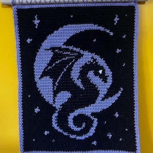 Dragon Moon Tapestry Häkelanleitung PDF | Drachen Wandbehang | Tapestry Crochet Pattern | Fantasy Deko | Mond & Sterne