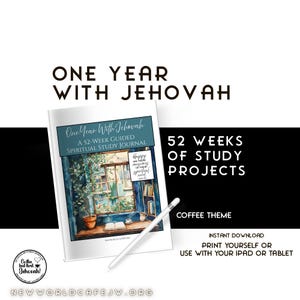 Peut inclure: Un journal d'étude spirituelle guidée de 52 semaines intitulé One Year With Jehovah sur le thème du café. La couverture présente une illustration à l'aquarelle d'une fenêtre, d'un bureau et d'un livre. Un stylet blanc repose sur le journal. Le texte inclut 52 Weeks Of Study Projects et Happy are those conscious of their spiritual need.