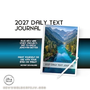 Peut inclure: Un journal de texte quotidien 2027 avec une image de paysage représentant un lac turquoise entouré de montagnes et de pins. Le texte de couverture indique 2027 Daily Text Journal et Trust in Jehovah Psalm 115:11. Un stylet blanc est posé dessus.