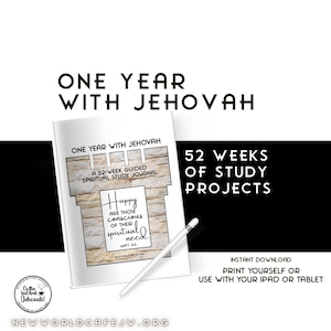 Op de afbeelding: Een wit digitaal dagboek getiteld One Year With Jehovah met een kasteelvormige omslag met baksteentextuur en de tekst Happy are those conscious of their spiritual need. Een witte stylus ligt op de omslag van het dagboek naast de tekst.