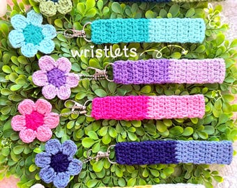 Crochet Flower Wristlet Keychain, Two Tone Daisy Key Fob Strap, Boho Floral Lanyard, Handmade Bag Charm, Cute Aesthetic Gift for Her