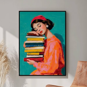 Może przedstawiać: Oprawiony wydruk artystyczny przedstawiający kobietę opierającą głowę na stosie książek. Kobieta ma na sobie czerwoną opaskę na głowę i pomarańczowy sweter. Książki mają kolorowe grzbiety, a tło jest turkusowe.