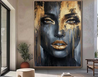 Könnte beinhalten: Großformatiges, gerahmtes Porträt eines Frauengesichts. Das Kunstwerk zeigt einen auffälligen Kontrast aus Schwarz, Grau und Gold. Goldfarbe akzentuiert Augen, Lippen und tropft über das Gesicht, was einen dramatischen Effekt erzeugt. Das Gemälde ist gerahmt.