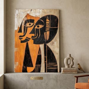 Può includere: Dipinto astratto con due volti stilizzati in nero e arancione. L'opera d'arte ha un aspetto strutturato ed è esposta su una parete dai toni neutri. Una piccola targa in basso recita "DWA SPOJRZENIA, c. 2021".