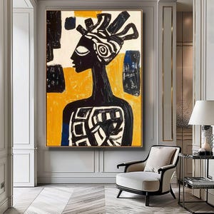 Op de afbeelding: Abstract schilderij met een zwart silhouet van een persoon met een hoge, sierlijke hoofdtooi. De figuur staat tegen een gele en witte achtergrond met zwarte en blauwe geometrische vormen. Het kunstwerk is goudkleurig omlijst.