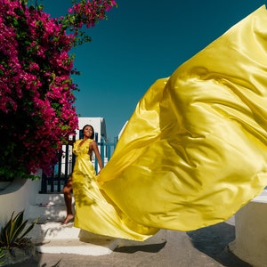 Fotoshootjurken en jurken Ruffle satijn vliegende jurk Satijnen lange gepersonaliseerde treinjurk Santorini fotoshootjurk G080 afbeelding 8