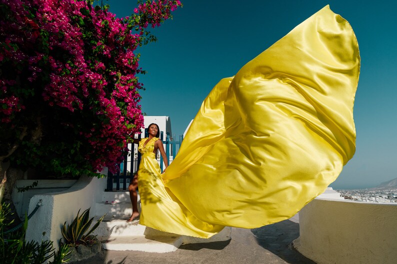 Fotoshootjurken en jurken Ruffle satijn vliegende jurk Satijnen lange gepersonaliseerde treinjurk Santorini fotoshootjurk G080 afbeelding 8