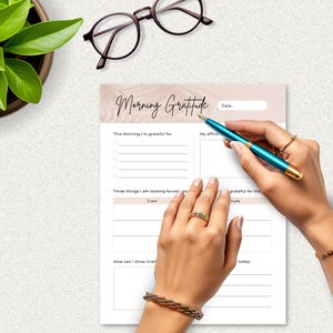 Image of someone using the daily gratitude morning page.