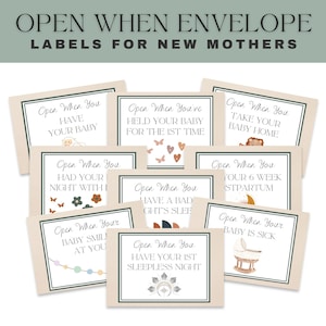 Może przedstawiać: Kolekcja prostokątnych kart z etykietami Open When Envelope Labels For New Mothers. Każda karta ma ciemnozieloną obwódkę i tekst, taki jak Open When You Have Your Baby, Held Your Baby For The 1st Time, Take Your Baby Home oraz Have Your 1st Sleepless Night.