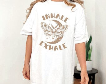 Camiseta Inhale Exhale, diseño de Polilla Lunar, camiseta de yoga espiritual
