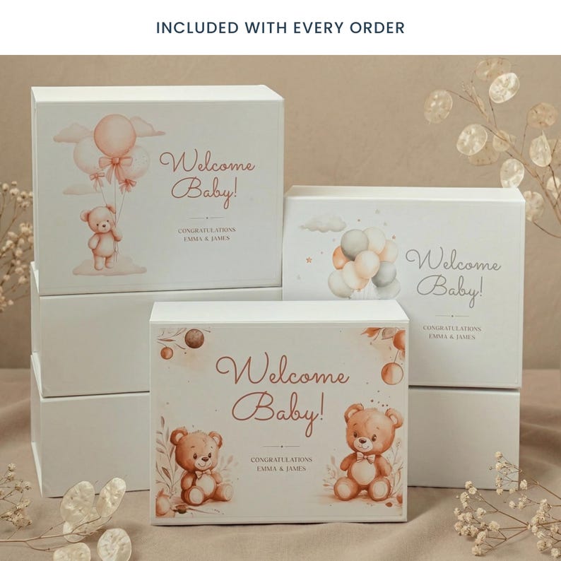 Może przedstawiać: Białe pudełka prezentowe z akwarelowymi ilustracjami i napisem "Welcome Baby!" w ozdobnej czcionce. Pudełka przedstawiają misie, balony i imiona "Emma & James". Pudełka są ułożone w stos.