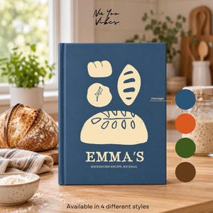 以下が含まれることがあります： EMMA'S SOURDOUGH RECIPE JOURNALというタイトルの青いハードカバーのサワードウレシピジャーナル。表紙には様々なパンのクリーム色のイラストが描かれています。ジャーナルにはOvernightというテキストがあり、4つの異なるスタイルで利用可能です。