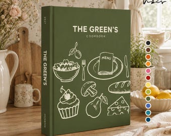Puede incluir: Un libro de cocina de tapa dura en color verde oliva oscuro titulado THE GREEN'S COOKBOOK con ilustraciones de líneas blancas de un tazón, un menú en un plato, un champiñón, un cupcake, una pera, queso y pan. El lomo muestra 2027 THE GREEN'S COOKBOOK.