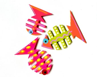 Colección de IMANES DE PECES FRIENDS. Los mismos imanes de peces de colores que aparecen en la nevera de Monica y Rachel en Friends. ¡Peculiar, divertido y con una sujeción fuerte!