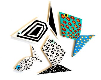 ANGULARES. Imanes de refrigerador abstractos y únicos con forma de pez, lo último en la colección Friends Fish Magnets. Artísticos en blanco y negro y a color.