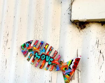 ¡Etiquetado! Este imán de pescado de Friends es muy callejero, lo he vivido todo. Más grande y con un toque más llamativo, ¡provocará una conversación!