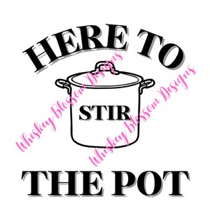 Może przedstawiać: Czarno-biały projekt graficzny z tekstem "HERE TO STIR THE POT" i stylizowanym obrazem garnka z pokrywką i napisem "STIR" na boku.