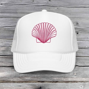 Puede incluir: Gorra de camionero blanca con un contorno rosa de una concha en la parte delantera.