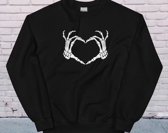 Bluza z okrągłym dekoltem Skeleton Heart Hands Unisex, Koszulka Skeleton Hands, Zabawna koszulka szkieletowa na Halloween, Prezent na imprezę Halloween