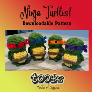 Op de afbeelding: Vier gehaakte Ninja Turtle-figuren met groene lichamen, gele buiken en bruine riemen. Elke schildpad heeft een hoofdband in een andere kleur: rood, blauw, oranje en paars. De afbeelding bevat de tekst "Ninja Turtles! Downloadable Pattern" en "toobz Master of Disguise."