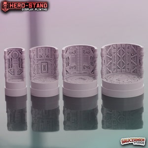 Puede incluir: Cuatro plintos de exhibición de plástico gris de diferentes tamaños con diseños intrincados, detallados e inspirados en la ciencia ficción. Los plintos están diseñados para ser utilizados para exhibir figuras en miniatura u otros objetos de colección.
