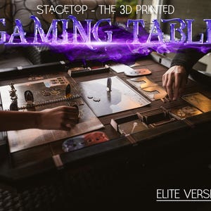 Può includere: Primo piano di un tavolo da gioco stampato in 3D con un bagliore viola. Il tavolo è in legno e ha una varietà di pezzi da gioco e accessori. Il testo "STAGETOP - THE 3D PRINTED GAMING TABLE" è visibile sul tavolo. Il testo "ELITE VERSION" è visibile nella parte inferiore dell'immagine.