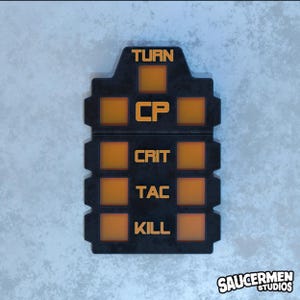 Puede incluir: Tablero de juego negro y naranja con las palabras "TURN", "CP", "CRIT", "TAC" y "KILL". El tablero tiene forma rectangular con un diseño superior único. El logotipo "SAUCERMEN STUDIOS" está en la esquina inferior derecha.