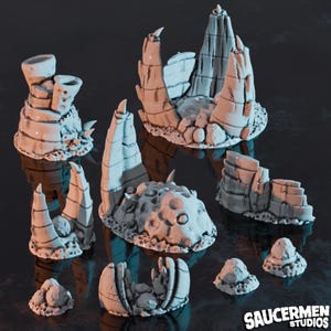 Pode incluir: Um conjunto de 10 estruturas de pedra em ruínas, em miniatura, detalhadas, impressas em 3D e de cor branca. As estruturas são projetadas para jogos de tabuleiro e jogos de RPG.