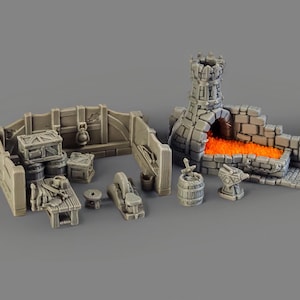 Puede incluir: Un conjunto de taller de herrero de fantasía en miniatura, que presenta una forja con un interior naranja brillante, una torre de piedra y varias herramientas y bancos de trabajo. El conjunto incluye un barril de madera, un yunque y otros elementos detallados, todo en gris.