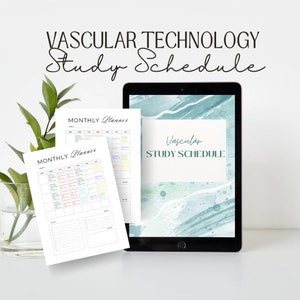 Op de afbeelding: Een digitale tablet met een blauwe en groene aquarel achtergrond met de tekst "Vascular Study Schedule". Twee geprinte maandelijkse planners liggen op de tafel naast de tablet.