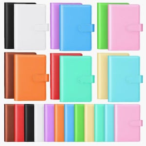 Puede incluir: Un conjunto de 12 cuadernos de cuero de colores vivos con cierre de solapa. Los cuadernos están disponibles en una variedad de colores, incluyendo negro, blanco, marrón, naranja, azul claro, rosa, verde y morado.