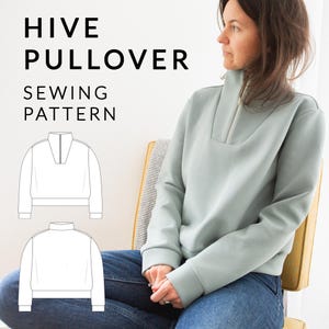 Könnte beinhalten: Ein hellgrüner Hive Pullover mit Reißverschluss-Ausschnitt wird in diesem Bild gezeigt. Der Text "HIVE PULLOVER SEWING PATTERN" ist in Schwarz dargestellt. Das Model trägt eine blaue Jeans und sitzt auf einem gelben Stuhl.