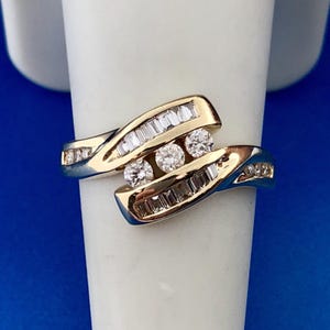 Anillo de aniversario modernista retro de oro amarillo de 14 quilates con trío de diamantes y acentos Bypass