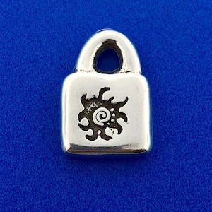 Colgante con candado para bolso con diseño de sol en tono plateado del diseñador Uno de 50
