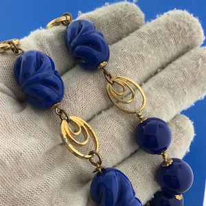 Miriam Haskell, kobaltblauwe Lucite-kralen, goudkleurige statementketting, uit het midden van de eeuw