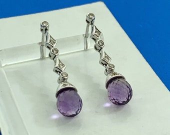 Pendientes colgantes con detalles de diamantes y amatista en forma de cojín de pera en oro blanco de 18 quilates