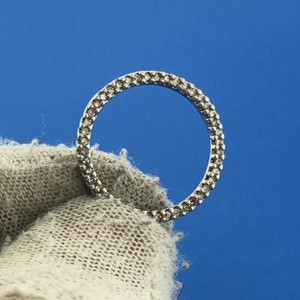 Wunderschöne 10k Weißgold Rundschliff Diamant Infinity Kreis Band Ring Anhänger