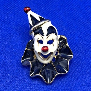 Spilla con maschera da clown sorridente in smalto 3D color oro, nero, bianco e rosso