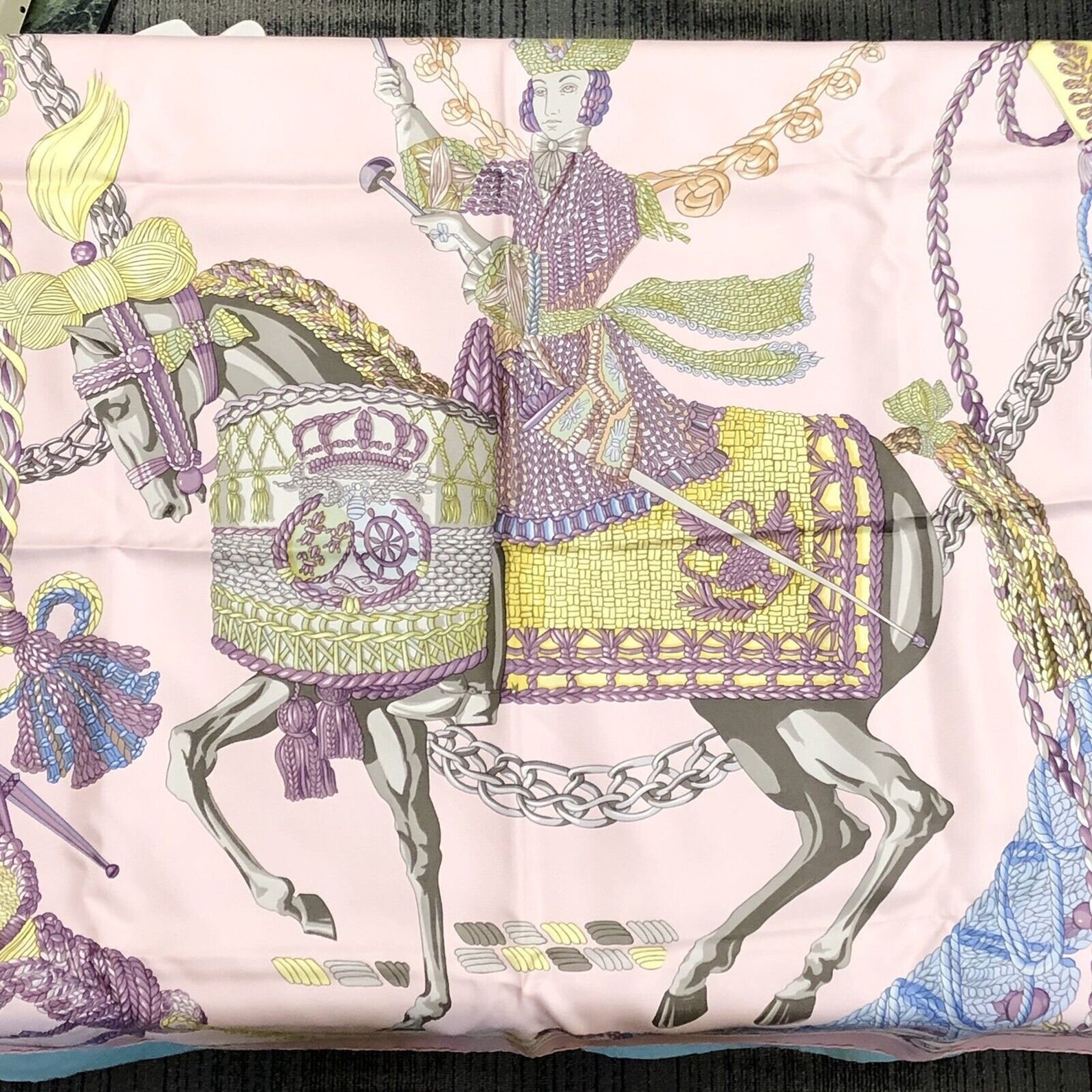Carré Hermès 90 "Le Timbalier" En Soie - Vintage, Occasion, Multicolore