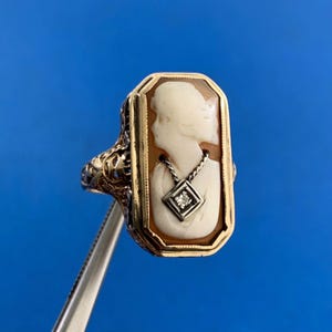 Anillo vintage de diseño en oro amarillo de 10 quilates con filigrana y camafeo de diamantes rectangulares