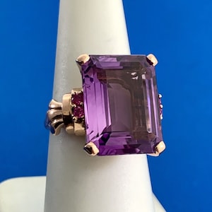 Anillo de cóctel llamativo de oro rosa de 14 quilates con detalles de rubí y amatista de talla esmeralda