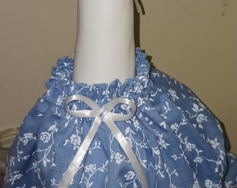 Conjunto de ganso de 23 pulgadas, vestido azul con flores blancas y ribete de cinta.
