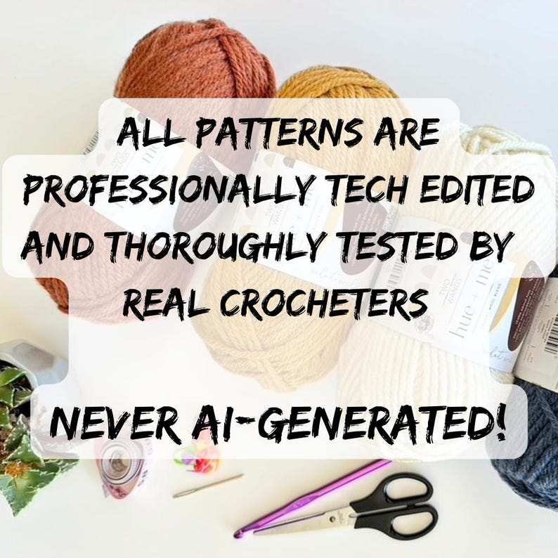 Op de afbeelding: Drie bollen garen in roest-, mosterd- en cr&egrave;mekleuren, vergezeld door een paarse haaknaald, een schaar, een naald en een meetlint. De tekst luidt: ALL PATTERNS ARE PROFESSIONALLY TECH EDITED AND THOROUGHLY TESTED BY REAL CROCHETERS NEVER AI-GENERATED!